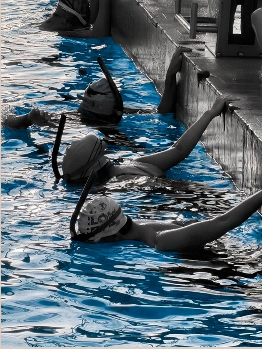 Konsta entrenando en la piscina